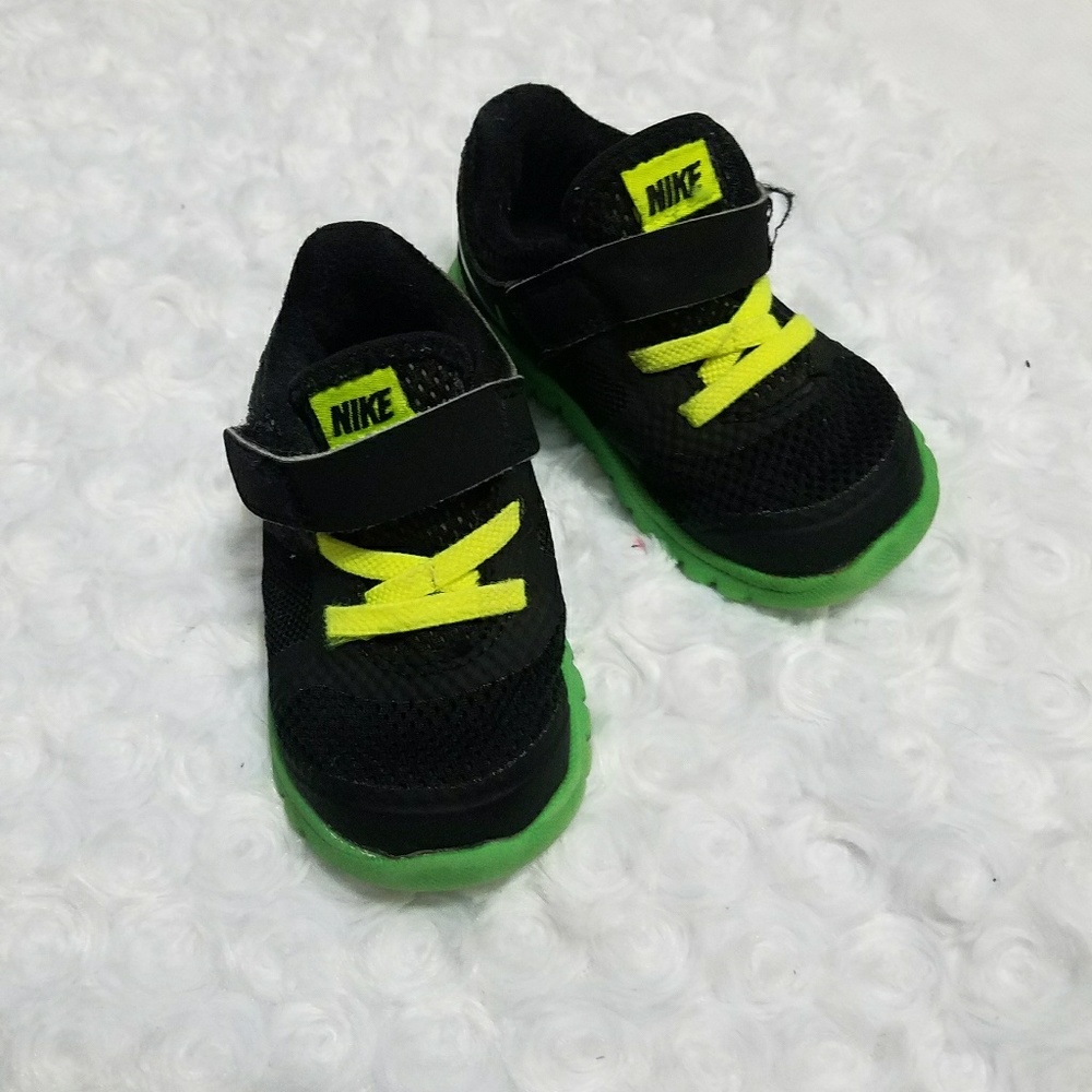 NIKE SNEAKERS